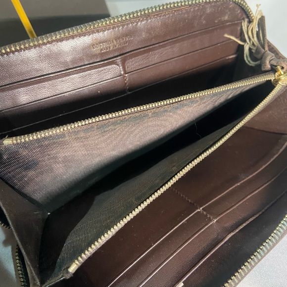 Bottega Veneta Unisex Brown Leather Zip-Around Wallet - Picture 7 of 8